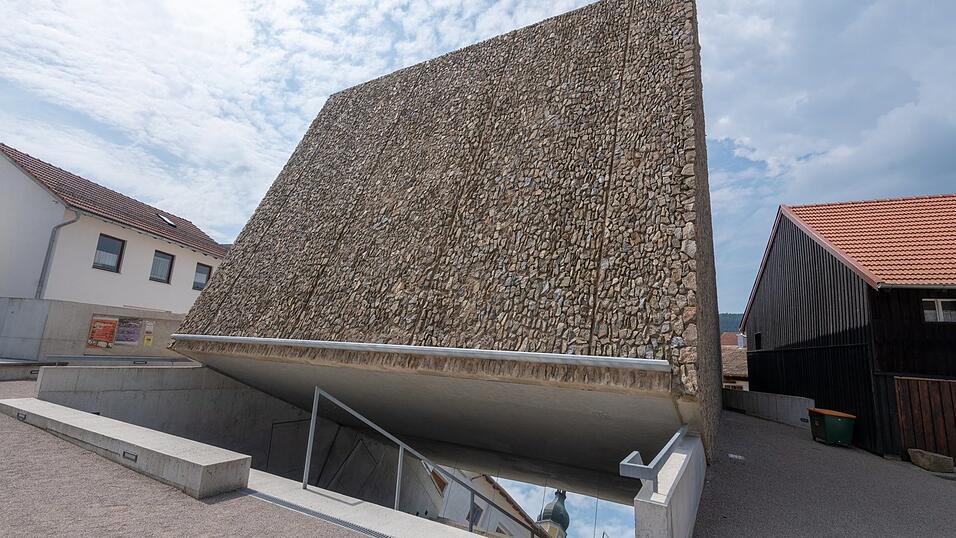 Gegner haben das Konzerthaus als Bunker bezeichnet. Fragt man den Architekten Peter Haimerl, wieso das Konzerthaus so dorfuntypisch aussieht, erscheint ihm die Antwort selbstverständlich: 'Weil es den Menschen im Bayerischen Wald nachempfunden ist - die sind auch eigenwillig.' Gegner haben das Konzerthaus als Bunker bezeichnet. Fragt man den Architekten Peter Haimerl, wieso das Konzerthaus so dorfuntypisch aussieht, erscheint ihm die Antwort selbstverständlich: 'Weil es den Menschen im Bayerischen Wald nachempfunden ist - die sind auch eigenwillig.'
