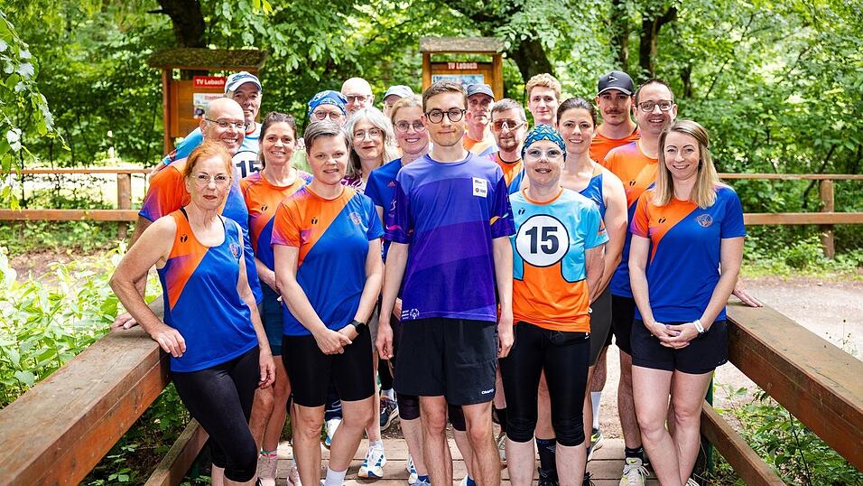 Fynn Thome (18, Mitte) posiert gemeinsam mit den Mitgliedern der Lauf- und Triathlonfreunde Lebach (LTF Theeltal) für ein Gruppenfoto. Fynn Thome (18, Mitte) posiert gemeinsam mit den Mitgliedern der Lauf- und Triathlonfreunde Lebach (LTF Theeltal) für ein Gruppenfoto.