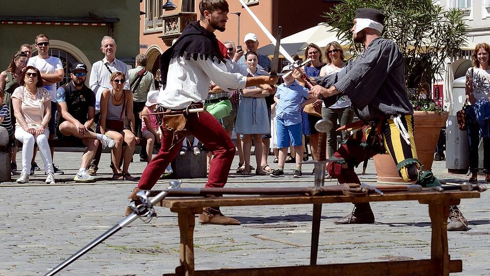 Mittelalter-Flair und super Stimmung: Die lange Einkaufsnacht 'Schlaflos' war gleichzeitig der Auftakt zum Mittelalter-Fest in Straubing. Mittelalter-Flair und super Stimmung: Die lange Einkaufsnacht 'Schlaflos' war gleichzeitig der Auftakt zum Mittelalter-Fest in Straubing.