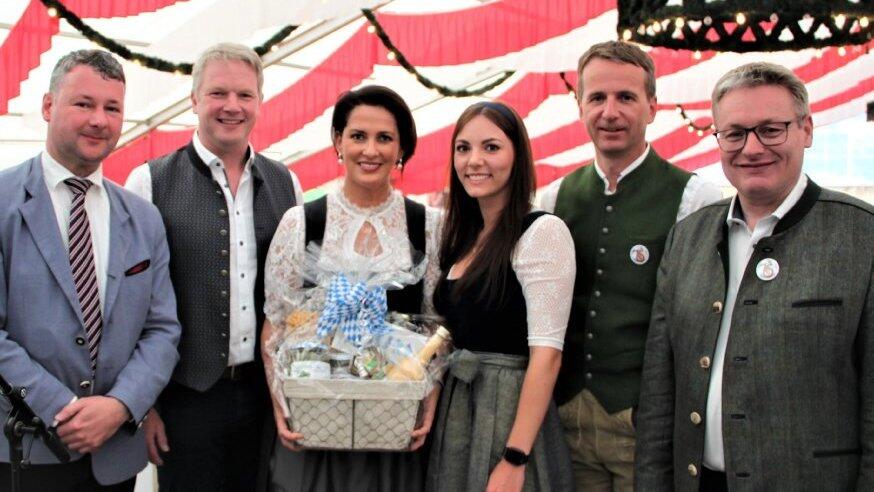 Als Dankeschön gab es einen Präsentkorb für Staatsministerin Michaela Kaniber (3. v. l.), daneben (v. l.) Bürgermeister Matthias Wallner, Bezirksrat Franz Schreyer, Bezirkskandidatin Julia Böckl, CSU-Ortsvorsitzender Martin Schwarzensteiner und MdL Josef Zellmeier Als Dankeschön gab es einen Präsentkorb für Staatsministerin Michaela Kaniber (3. v. l.), daneben (v. l.) Bürgermeister Matthias Wallner, Bezirksrat Franz Schreyer, Bezirkskandidatin Julia Böckl, CSU-Ortsvorsitzender Martin Schwarzensteiner und MdL Josef Zellmeier