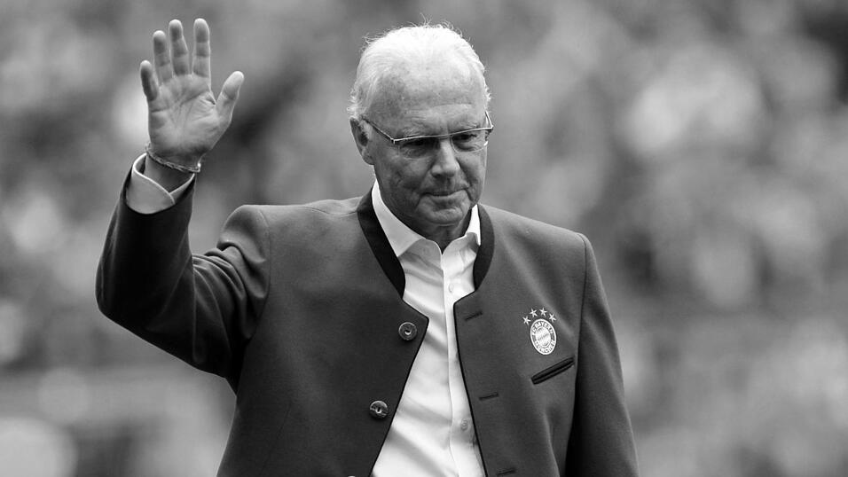Ehrenpr&auml;sident Franz Beckenbauer von M&uuml;nchen geht w&auml;hrend der Pr&auml;sentation der Meistermannschaften vor Spielbeginn zum Podium und winkt.