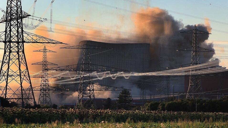 Im August 2024 wurden die Kühltürme des stillgelegten Kernkraftwerkes Grafenrheinfeld gesprengt. Ein Mann hatte dabei für Verzögerungen gesorgt. (Archivbild) Im August 2024 wurden die Kühltürme des stillgelegten Kernkraftwerkes Grafenrheinfeld gesprengt. Ein Mann hatte dabei für Verzögerungen gesorgt. (Archivbild)