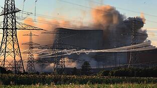 Im August 2024 wurden die Kühltürme des stillgelegten Kernkraftwerkes Grafenrheinfeld gesprengt. Ein Mann hatte dabei für Verzögerungen gesorgt. (Archivbild)