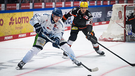 Die Straubing Tigers (in Weiß) um Verteidiger Marcel Brandt gewinnen vor allem wegen eines starken ersten Drittels in Frankfurt (in Schwarz). Die Serie von vier Niederlage in Folge ist damit gestoppt. Tabellarisch steht die Mannschaft von Trainer Craig Woodcroft nun auf Platz drei. Die Straubing Tigers (in Weiß) um Verteidiger Marcel Brandt gewinnen vor allem wegen eines starken ersten Drittels in Frankfurt (in Schwarz). Die Serie von vier Niederlage in Folge ist damit gestoppt. Tabellarisch steht die Mannschaft von Trainer Craig Woodcroft nun auf Platz drei.