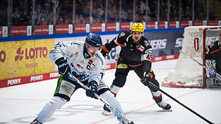 Die Straubing Tigers (in Weiß) um Verteidiger Marcel Brandt gewinnen vor allem wegen eines starken ersten Drittels in Frankfurt (in Schwarz). Die Serie von vier Niederlage in Folge ist damit gestoppt. Tabellarisch steht die Mannschaft von Trainer Craig Woodcroft nun auf Platz drei.
