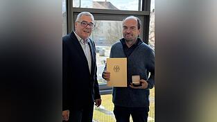 Detlef A&szlig;mann, Leiter Regionales Standortmanagement S&uuml;d des Deutschen Wetterdienstes in M&uuml;nchen, mit Klaus Neuberger (r.)