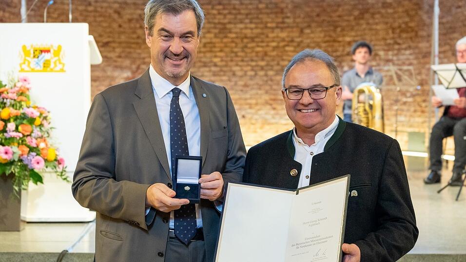 Markus S&ouml;der &uuml;berreichte TVA-Boss Georg Schmidt das Ehrenzeichen des Bayerischen Ministerpr&auml;sidenten.