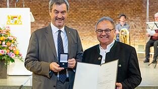 Markus S&ouml;der &uuml;berreichte TVA-Boss Georg Schmidt das Ehrenzeichen des Bayerischen Ministerpr&auml;sidenten.