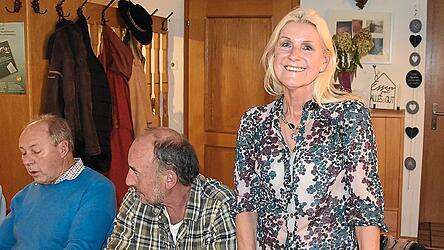 Kandidatin Veronika Schäffer. Mit auf dem Bild sind ihr Ehemann (Mitte) und Georg Höcherl.