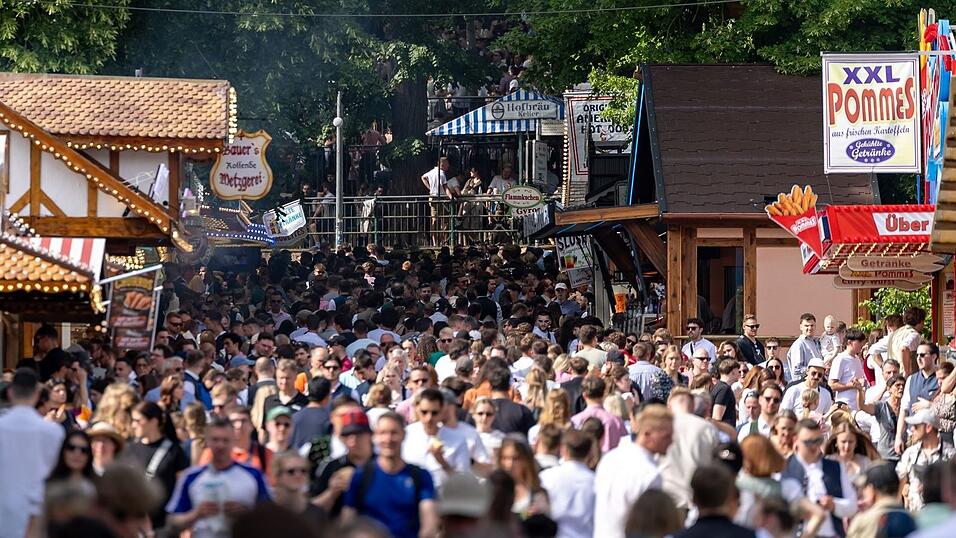 Die Menschen zieht es bei schönem Wetter massenhaft auf «den Berg». Die Menschen zieht es bei schönem Wetter massenhaft auf «den Berg».
