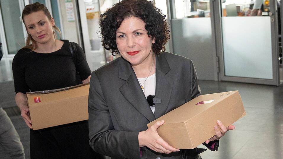 Die Parteivorsitzende Amira Mohamed Ali (r.) &uuml;bergibt die Unterlagen zum Wahleinspruch im Bundestag