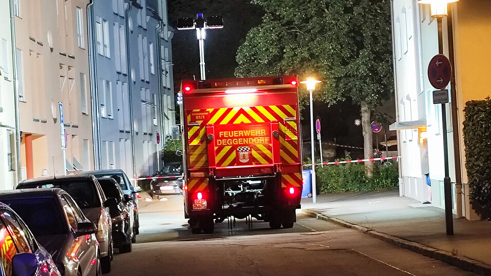 In Deggendorf war am Montagabend ein Gro&szlig;aufgebot an Einsatzkr&auml;ften vor Ort.