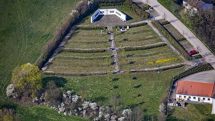 Der gru?ne Friedhof aus der Luft.