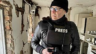 Till Mayer gilt als einer der „dienstältesten“ deutschen Berichterstatter über den russischen Angriffskrieg auf die Ukraine. Till Mayer gilt als einer der „dienstältesten“ deutschen Berichterstatter über den russischen Angriffskrieg auf die Ukraine.