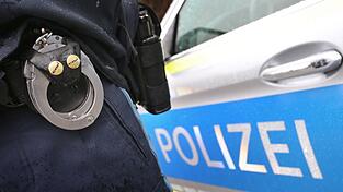 Die Polizei nimmt den Mann vorl&auml;ufig fest. (Symbolbild)