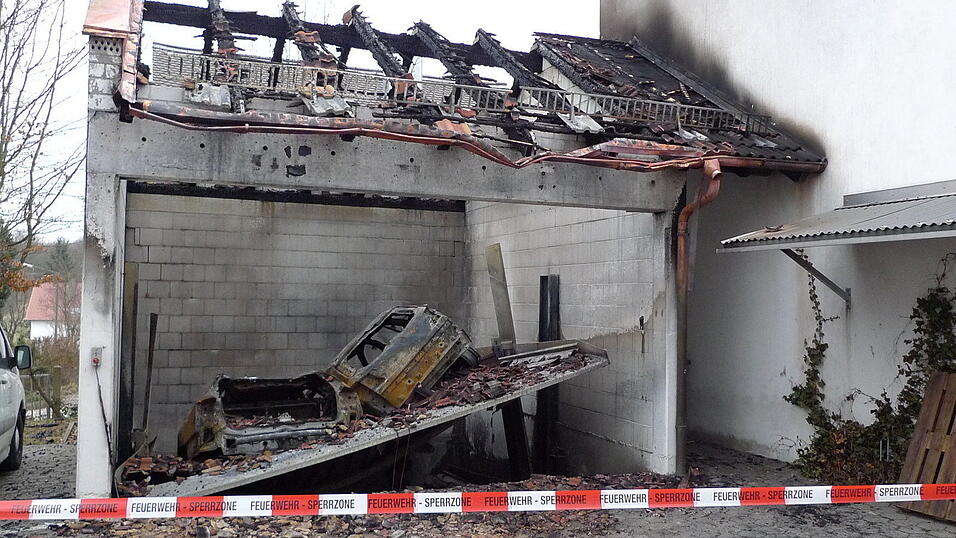 Die Garage am Buchenfeld mit den ausgebrannten Wracks darin. Zum Glück griff das Feuer nicht auf das Wohnhaus über. Verletzt wurde niemand. (Foto: nop) Die Garage am Buchenfeld mit den ausgebrannten Wracks darin. Zum Glück griff das Feuer nicht auf das Wohnhaus über. Verletzt wurde niemand. (Foto: nop)