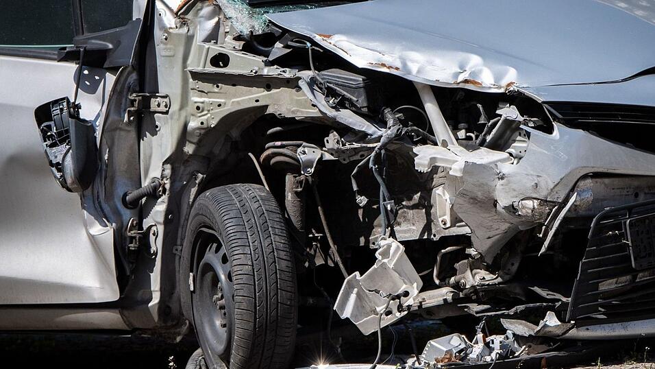 Ein Unfallschaden an einem Fahrzeug.