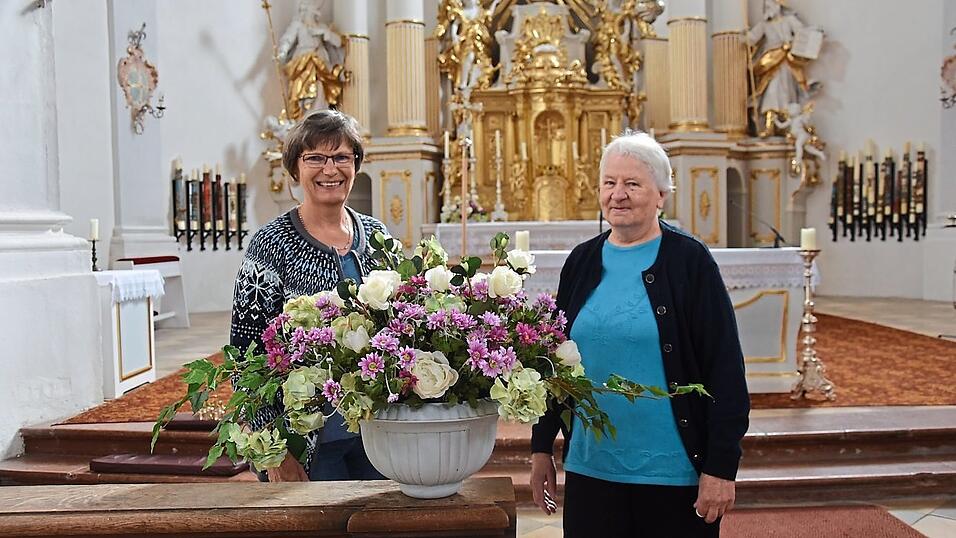 Kathrin Schiegl (links) &uuml;bernimmt k&uuml;nftig das Gestalten des Blumenschmucks in der Wallfahrtskirche Frauenzell. Anni Zach (rechts) hatte sich 60 Jahre darum gek&uuml;mmert und wird k&uuml;nftig etwas k&uuml;rzertreten.