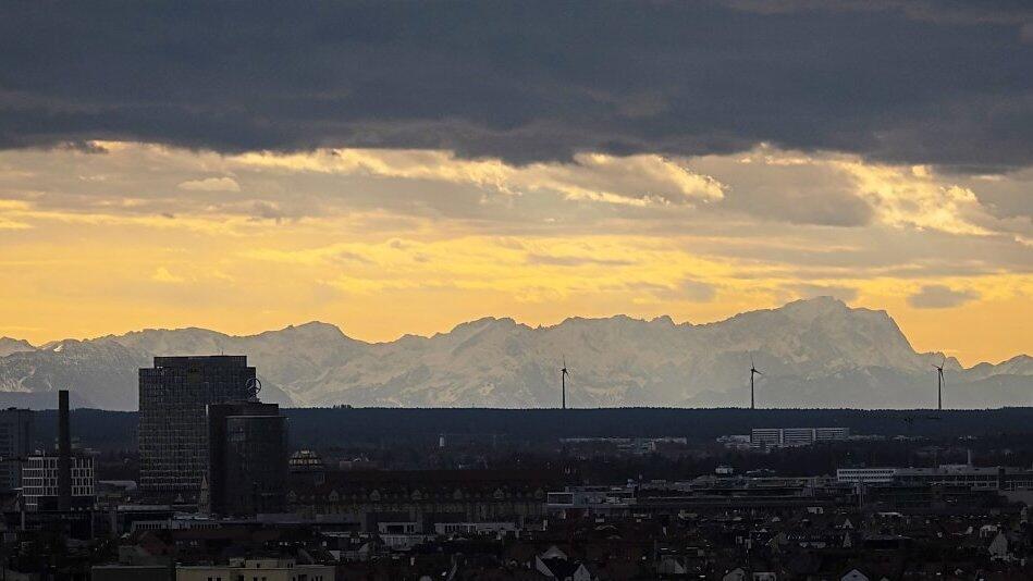 Ein Bild mit Symbolgehalt: Über dem Freistaat Bayern ziehen dunkle Wolken auf. Wie dramatisch ist die finanzielle Lage der Kommunen? Ein Bild mit Symbolgehalt: Über dem Freistaat Bayern ziehen dunkle Wolken auf. Wie dramatisch ist die finanzielle Lage der Kommunen?