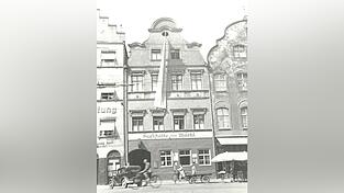 Das Gasthaus zum Märkl neben der 'Landshuter Zeitung' war lange eine gutbürgerliche Brauereiwirtschaft. Das Gasthaus zum Märkl neben der 'Landshuter Zeitung' war lange eine gutbürgerliche Brauereiwirtschaft.