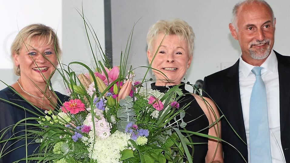 Die Personalr&auml;te der Schulen, Renate Harrer und Josef Bauer, verabschiedeten Elisabeth Wittmann mit einem Geschenk und einem riesigen Blumenstrau&szlig;.