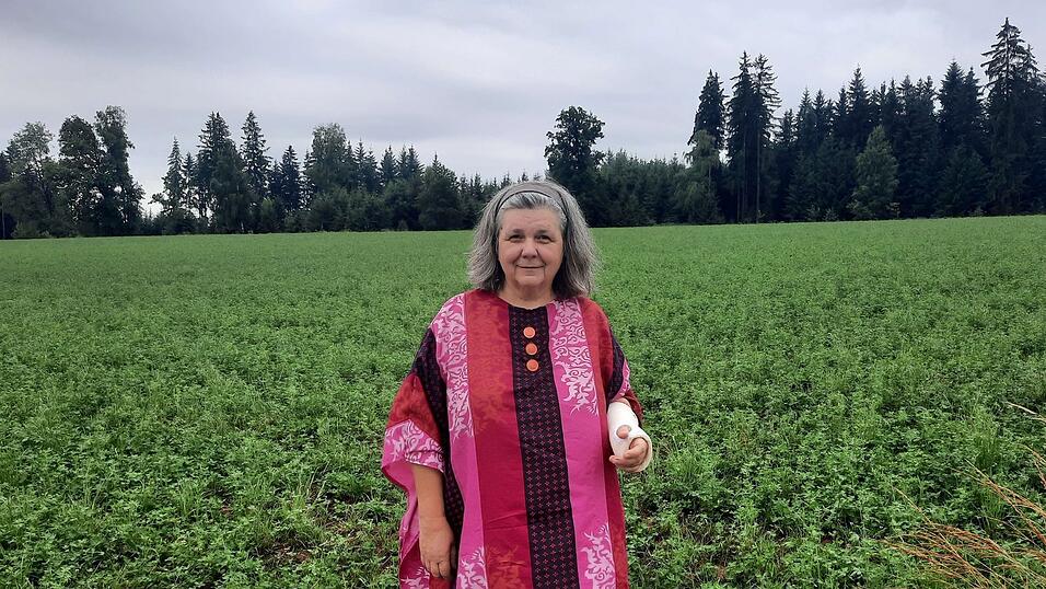 Aniko Reintke vor einem der Felder in Unterwinden – durch ihre Funde wurde es zu einem Bodendenkmal erklärt.