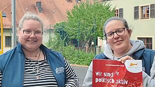 Die Jugendbildungsstätte Waldmünchen macht im Rahmen der Kampagne besonders auf ihren Energiepark aufmerksam: Theresa Mühlbauer (links) und Lena Rüger präsentieren Plakat und Flyer für das Projekt.
