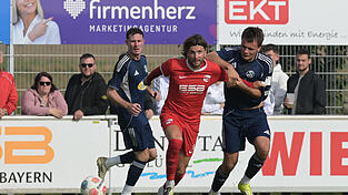 Mit erlaubten Mitteln war Hankofens Angreifer Marco Stefandl im Derby gegen Landshut schwer zu stoppen. Trotz schmerzenden Knies dürfte einem Einsatz des 28-Jährigen in Deisenhofen nichts im Wege stehen. Mit erlaubten Mitteln war Hankofens Angreifer Marco Stefandl im Derby gegen Landshut schwer zu stoppen. Trotz schmerzenden Knies dürfte einem Einsatz des 28-Jährigen in Deisenhofen nichts im Wege stehen.