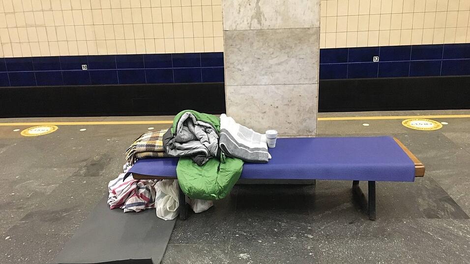 Eine Pritsche Mitten am U-Bahnhof.