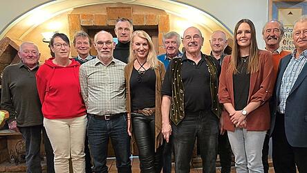 Die Führungsriege der Pferdefreunde (3. bis 5. v. r.): Vorsitzender Josef Gerstl, Geschäftsführerin Ilse Zindler und zweiter Vorsitzender Hans Obermeier mit der Vorstandschaft und Wahlleiter Alfons Saller (r.).