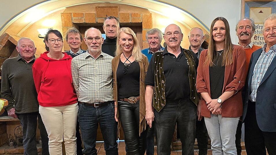 Die Führungsriege der Pferdefreunde (3. bis 5. v. r.): Vorsitzender Josef Gerstl, Geschäftsführerin Ilse Zindler und zweiter Vorsitzender Hans Obermeier mit der Vorstandschaft und Wahlleiter Alfons Saller (r.). Die Führungsriege der Pferdefreunde (3. bis 5. v. r.): Vorsitzender Josef Gerstl, Geschäftsführerin Ilse Zindler und zweiter Vorsitzender Hans Obermeier mit der Vorstandschaft und Wahlleiter Alfons Saller (r.).