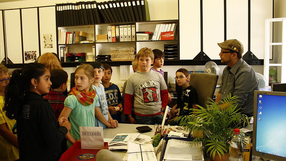 Als Abschluss besuchten die Schüler die Stadtredaktion in Straubing. Redakteur Ulli Scharrer beantwortete alle Fragen der Kinder. Einige durften kurz in den Beruf des Redakteurs hineinschnuppern und auf freien Schreibtischen Platz nehmen. Erschrocken waren einige, als tatsächlich das Telefon läutete. Die Kollegen der Stadtredaktion halfen den Jungjournalisten natürlich aus und beantworteten das Telefongespräch. (Foto: Pfeffer) Als Abschluss besuchten die Schüler die Stadtredaktion in Straubing. Redakteur Ulli Scharrer beantwortete alle Fragen der Kinder. Einige durften kurz in den Beruf des Redakteurs hineinschnuppern und auf freien Schreibtischen Platz nehmen. Erschrocken waren einige, als tatsächlich das Telefon läutete. Die Kollegen der Stadtredaktion halfen den Jungjournalisten natürlich aus und beantworteten das Telefongespräch. (Foto: Pfeffer)