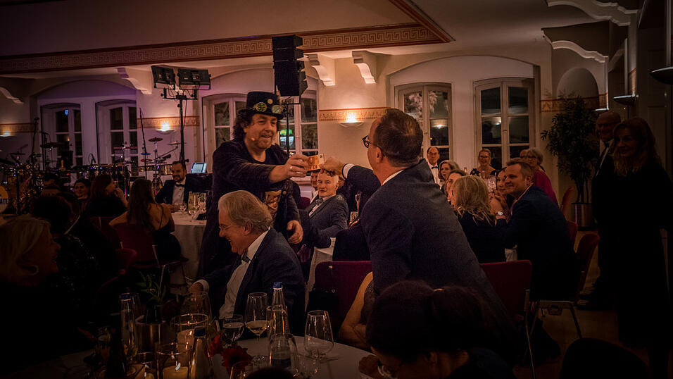 Anlässlich des 225-jährigen Bestehens veranstaltete das Landshuter Modehaus Oberpaur eine Jubliäumsgala - samt Vorführung historischer Abendkleider. Anlässlich des 225-jährigen Bestehens veranstaltete das Landshuter Modehaus Oberpaur eine Jubliäumsgala - samt Vorführung historischer Abendkleider.