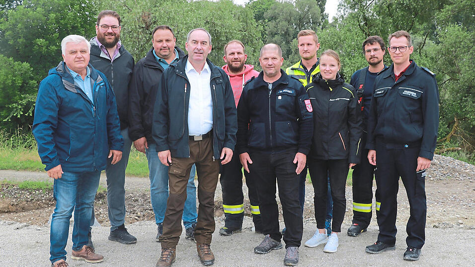 Machten sich ein Bild von der Lage (v. l.) Niederwinklings Bürgermeister Ludwig Waas, MdL Tobias Beck, Mariaposchings Bürgermeister Martin Englmeier, Wirtschaftsminister Hubert Aiwanger, Florian Köglmeier, Dietmar Frankl, Fabian Kilger, Veronika Schwarz, Matthias Gilch und Einsatzleiter Stefan Wittke.