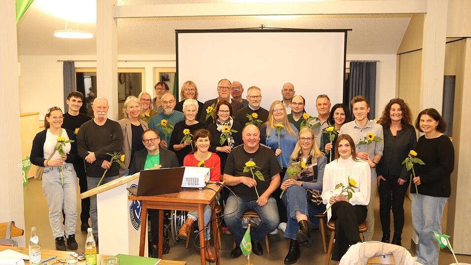Die Kandidatinnen und Kandidaten der Grünen mit Oberbürgermeisterkandidat Erhard Grundl (vorne Mitte).