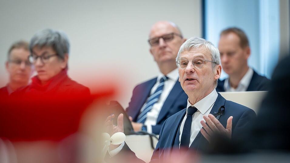 Die AfD will eine Neuwahl - der Antrag scheiterte aber im Brandenburger Landtag. Die AfD will eine Neuwahl - der Antrag scheiterte aber im Brandenburger Landtag.