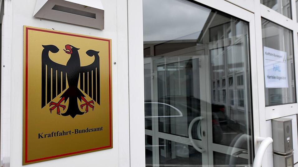 Das Kraftfahrt-Bundesamt veröffentlicht jeden Monat die neuen Zulassungszahlen von Neuwagen. (Archivbild) Das Kraftfahrt-Bundesamt veröffentlicht jeden Monat die neuen Zulassungszahlen von Neuwagen. (Archivbild)