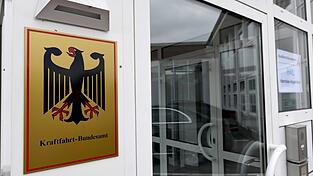 Das Kraftfahrt-Bundesamt veröffentlicht jeden Monat die neuen Zulassungszahlen von Neuwagen. (Archivbild) Das Kraftfahrt-Bundesamt veröffentlicht jeden Monat die neuen Zulassungszahlen von Neuwagen. (Archivbild)