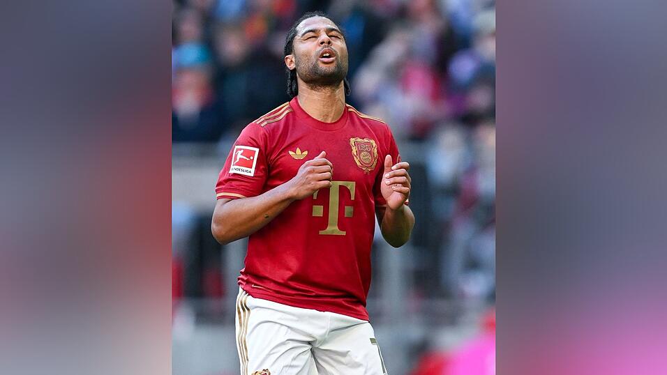 Serge Gnabry hadert nach seinem Elfmeter an den Pfosten. Serge Gnabry hadert nach seinem Elfmeter an den Pfosten.