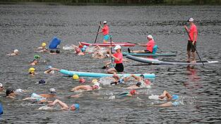 Für die Teilnehmer des 8. Drachensee-Triathlons beginnt das Rennen gegen die Zeit und den „inneren Schweinehund“ im Wasser.