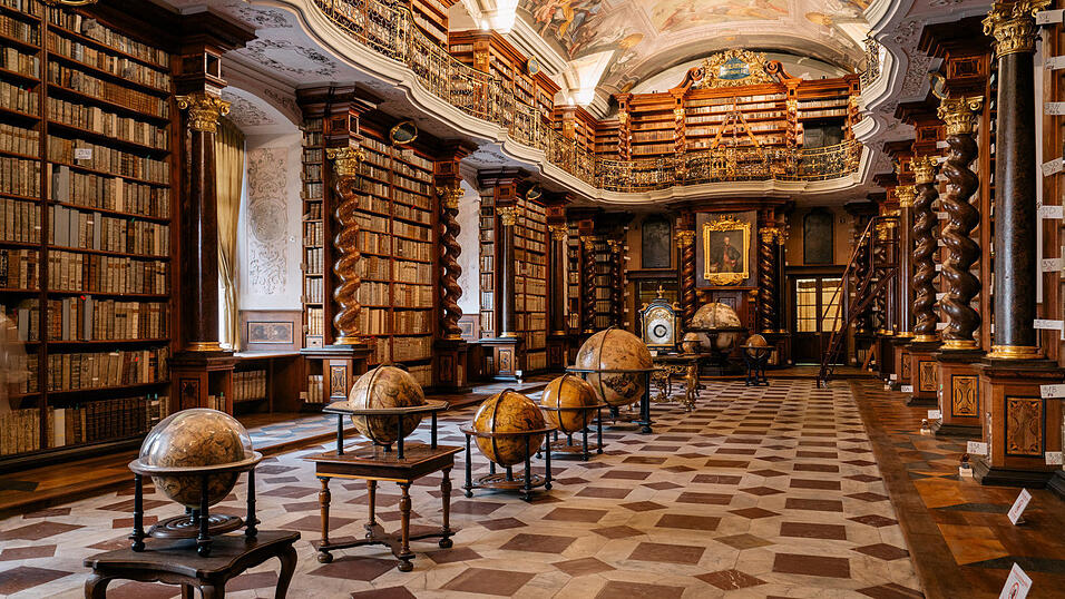 Im Klementinum befindet sich eine der schönsten Barockbibliotheken weltweit.  Im Klementinum befindet sich eine der schönsten Barockbibliotheken weltweit.
