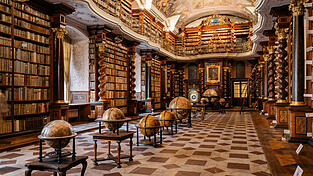 Im Klementinum befindet sich eine der schönsten Barockbibliotheken weltweit.  Im Klementinum befindet sich eine der schönsten Barockbibliotheken weltweit.