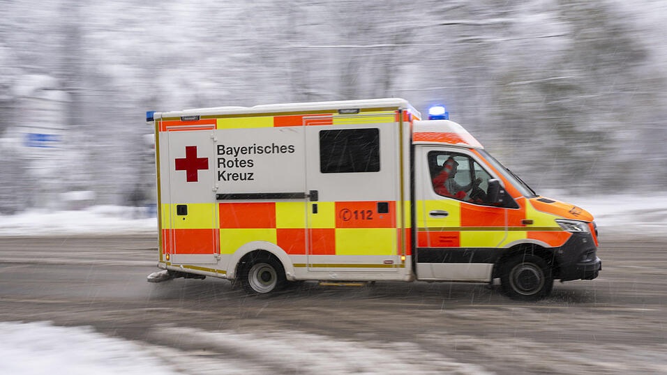 Der erste größere Wintereinbruch in der Region hat am Montag zu vielen Verkehrsunfällen geführt und dabei auch Tote und Verletzte gefordert. (Symbolbild) Der erste größere Wintereinbruch in der Region hat am Montag zu vielen Verkehrsunfällen geführt und dabei auch Tote und Verletzte gefordert. (Symbolbild)