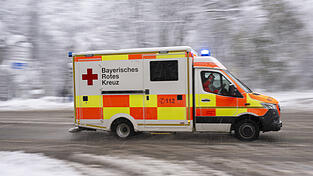 Der erste größere Wintereinbruch in der Region hat am Montag zu vielen Verkehrsunfällen geführt und dabei auch Tote und Verletzte gefordert. (Symbolbild) Der erste größere Wintereinbruch in der Region hat am Montag zu vielen Verkehrsunfällen geführt und dabei auch Tote und Verletzte gefordert. (Symbolbild)