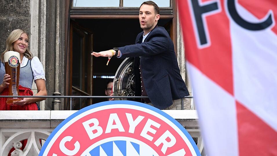 Manuel Neuer brachte die Schale auf den Balkon. Manuel Neuer brachte die Schale auf den Balkon.