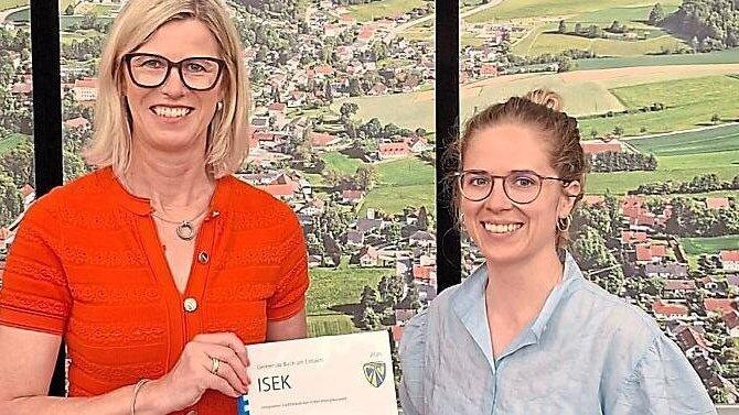 Sophia Heilscher (r., Planungsbüro Planwerk Stadtentwicklung) überreicht das ISEK an Elisabeth Winklmaier-Wenzl (l.). Sophia Heilscher (r., Planungsbüro Planwerk Stadtentwicklung) überreicht das ISEK an Elisabeth Winklmaier-Wenzl (l.).