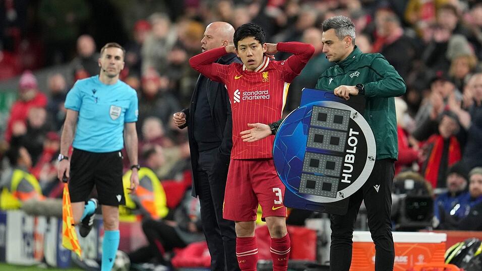 Arne Slot bracht am Ende auch Ex-VfB-Kapitän Wataru Endo, doch das Aus konnte auch der Japaner nicht mehr verhindern. Arne Slot bracht am Ende auch Ex-VfB-Kapitän Wataru Endo, doch das Aus konnte auch der Japaner nicht mehr verhindern.