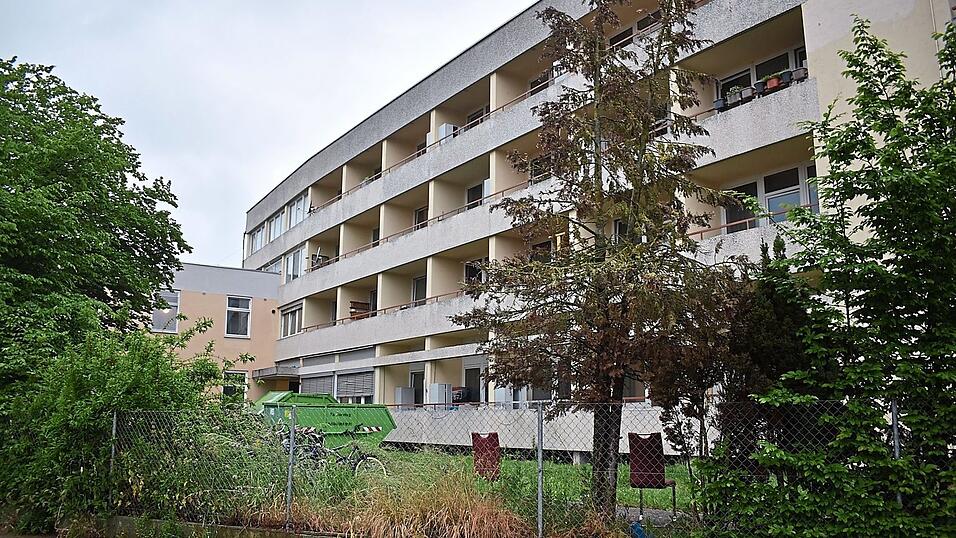 Das Gebäude der Gemeinschaftsunterkunft ist in den vergangenen 15 Jahren offensichtlich stark heruntergekommen und wird jetzt von der Regierung geschlossen, weil der entsprechende Mietvertrag ausläuft. Das Gebäude der Gemeinschaftsunterkunft ist in den vergangenen 15 Jahren offensichtlich stark heruntergekommen und wird jetzt von der Regierung geschlossen, weil der entsprechende Mietvertrag ausläuft.