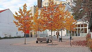 Neben dem freien Platz beim neuen Rathaus kann auch die überdachte Fläche für den Adventsmarkt genutzt werden. Neben dem freien Platz beim neuen Rathaus kann auch die überdachte Fläche für den Adventsmarkt genutzt werden.