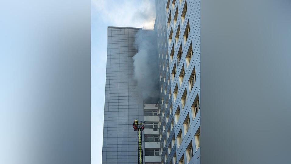 Eine Person habe bei Eintreffen der Feuerwehrkräfte schon auf dem Fensterbrett gesessen, hinter ihr schwarzer Rauch, sagte ein Sprecher der Feuerwehr. Eine Person habe bei Eintreffen der Feuerwehrkräfte schon auf dem Fensterbrett gesessen, hinter ihr schwarzer Rauch, sagte ein Sprecher der Feuerwehr.